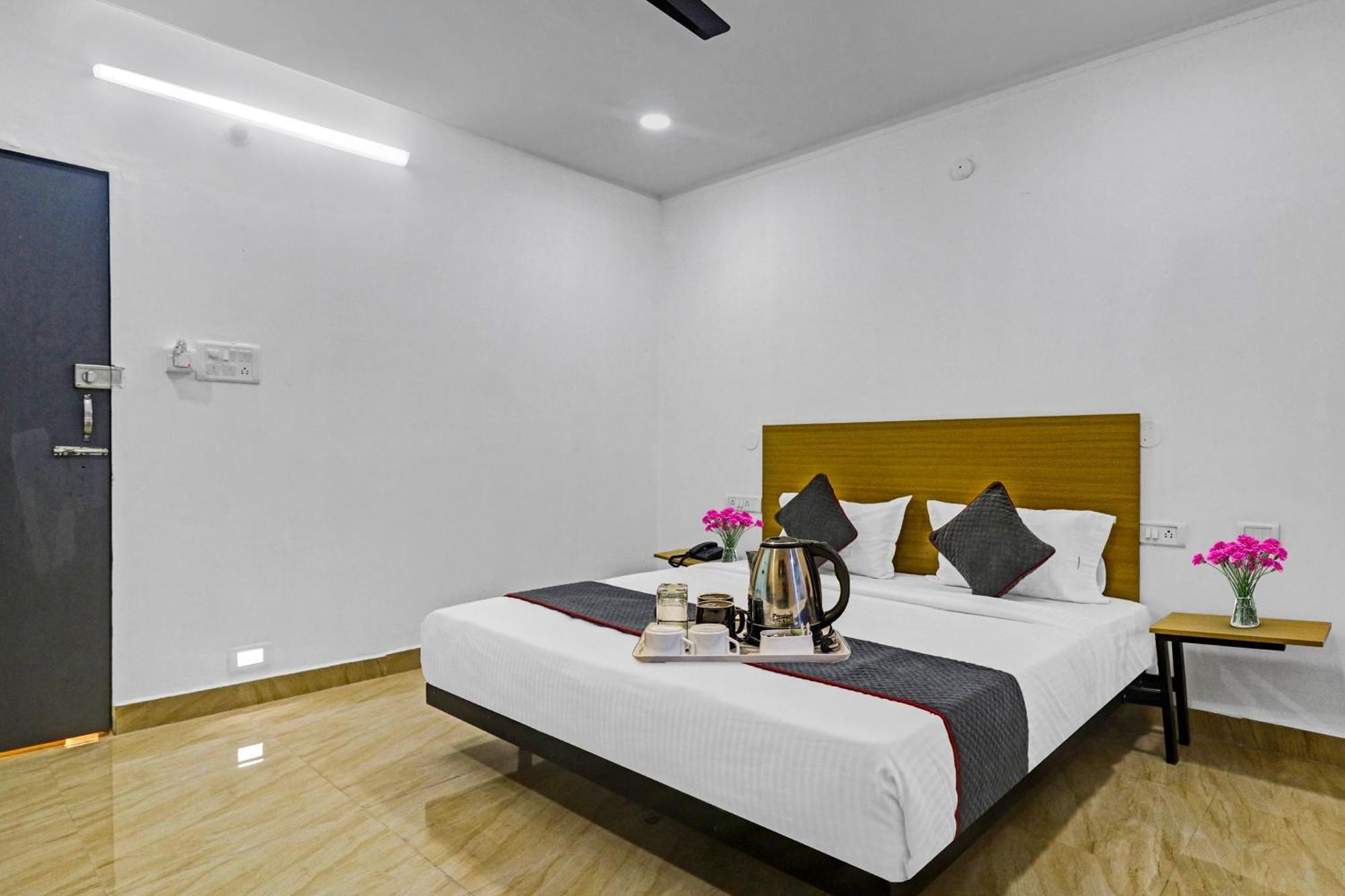Townhouse De Alphabet Hotel Gachibowli Εξωτερικό φωτογραφία